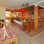 Restaurant Adler מלון 3*